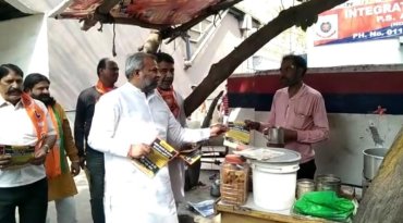 BJP district Keshavpuram made people aware at 15 metro stations against Kejriwal government's liquor scam