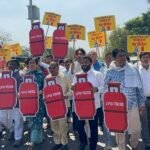 'मोदी ने किया सरेंडर, किचन से गायब हुआ सिलेंडर': गैस संकट पर दिल्ली विधानसभा के बाहर AAP का प्रचंड प्रदर्शन