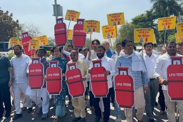 'मोदी ने किया सरेंडर, किचन से गायब हुआ सिलेंडर': गैस संकट पर दिल्ली विधानसभा के बाहर AAP का प्रचंड प्रदर्शन