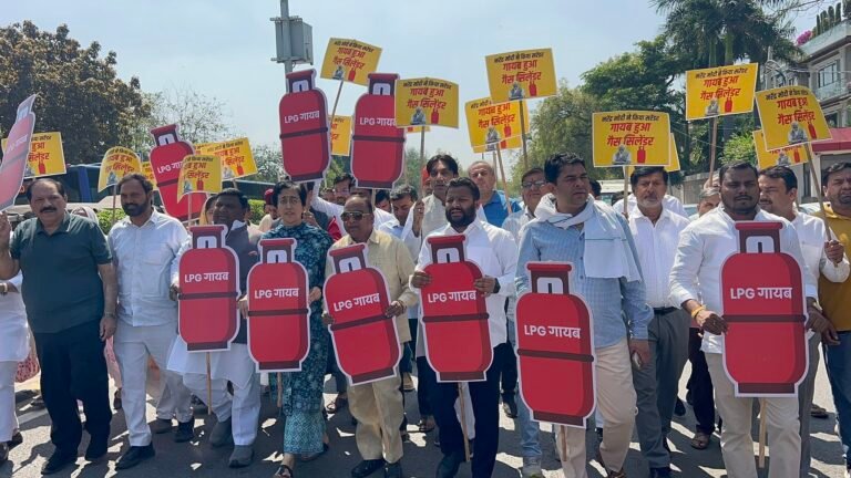 ‘मोदी ने किया सरेंडर, किचन से गायब हुआ सिलेंडर’: गैस संकट पर दिल्ली विधानसभा के बाहर AAP का प्रचंड प्रदर्शन