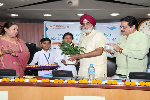 MCD स्कूलों के लिए 'ऐतिहासिक' दिन: मेयर ने लॉन्च किया स्पेशल वेब ऐप, 500 छात्रों को मिली छात्रवृत्ति