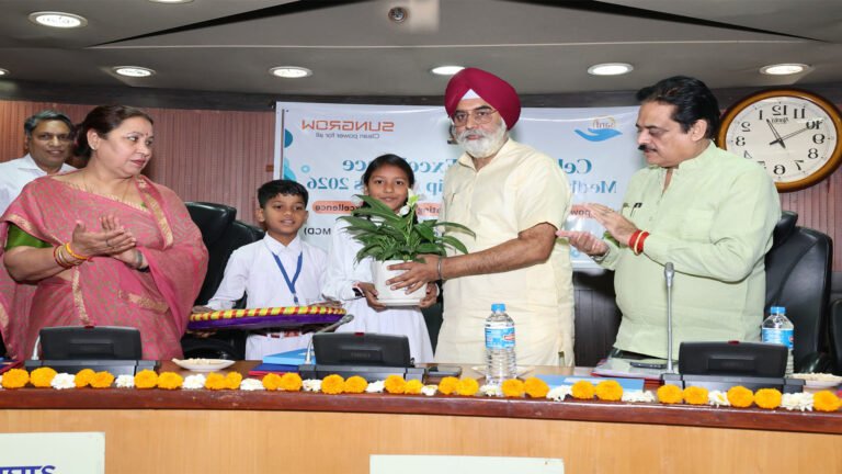 MCD स्कूलों के लिए 'ऐतिहासिक' दिन: मेयर ने लॉन्च किया स्पेशल वेब ऐप, 500 छात्रों को मिली छात्रवृत्ति