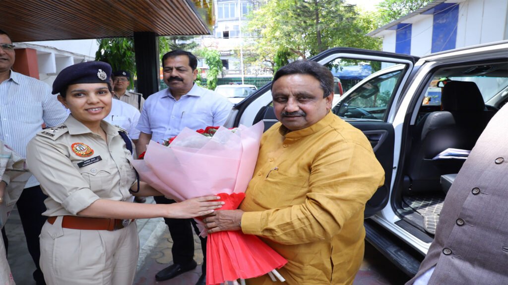 नवनियुक्त DCP आकांक्षा यादव की बैठक पर विवाद: जनसंवाद या सियासी मेल-मिलाप?