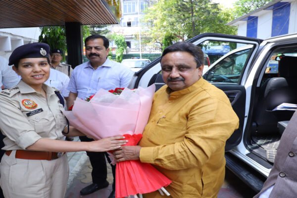 नवनियुक्त DCP आकांक्षा यादव की बैठक पर विवाद: जनसंवाद या सियासी मेल-मिलाप?