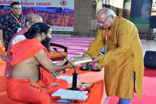 पतंजलि में दो योग धाराओं का महासंगम: बाबा रामदेव और डॉ. सुरेश महाराज ने दिया 'सशक्त भारत' का मंत्र