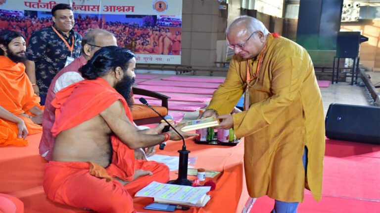 पतंजलि में दो योग धाराओं का महासंगम: बाबा रामदेव और डॉ. सुरेश महाराज ने दिया 'सशक्त भारत' का मंत्र