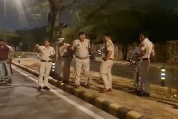 दिल्ली के बापरौला में पुलिस और बदमाशों के बीच मुठभेड़: हिमांशु भाऊ गैंग के दो शूटर गिरफ्तार, पैरों में लगी गोली