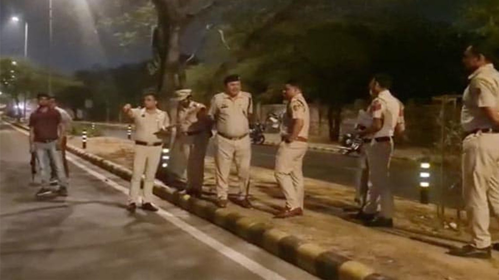 दिल्ली के बापरौला में पुलिस और बदमाशों के बीच मुठभेड़: हिमांशु भाऊ गैंग के दो शूटर गिरफ्तार, पैरों में लगी गोली