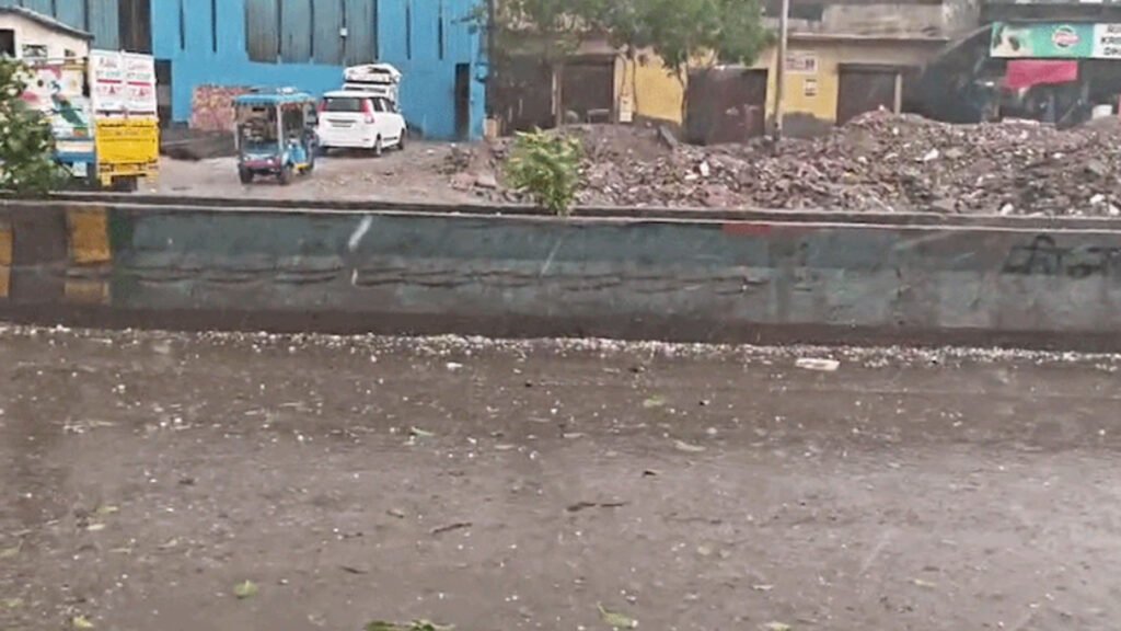दिल्ली-NCR में मौसम का तांडव: दिन में छाया अंधेरा, झमाझम बारिश के साथ गाजियाबाद में गिरे ओले