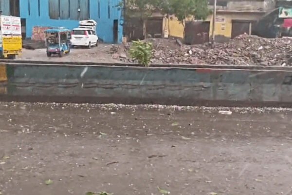 दिल्ली-NCR में मौसम का तांडव: दिन में छाया अंधेरा, झमाझम बारिश के साथ गाजियाबाद में गिरे ओले