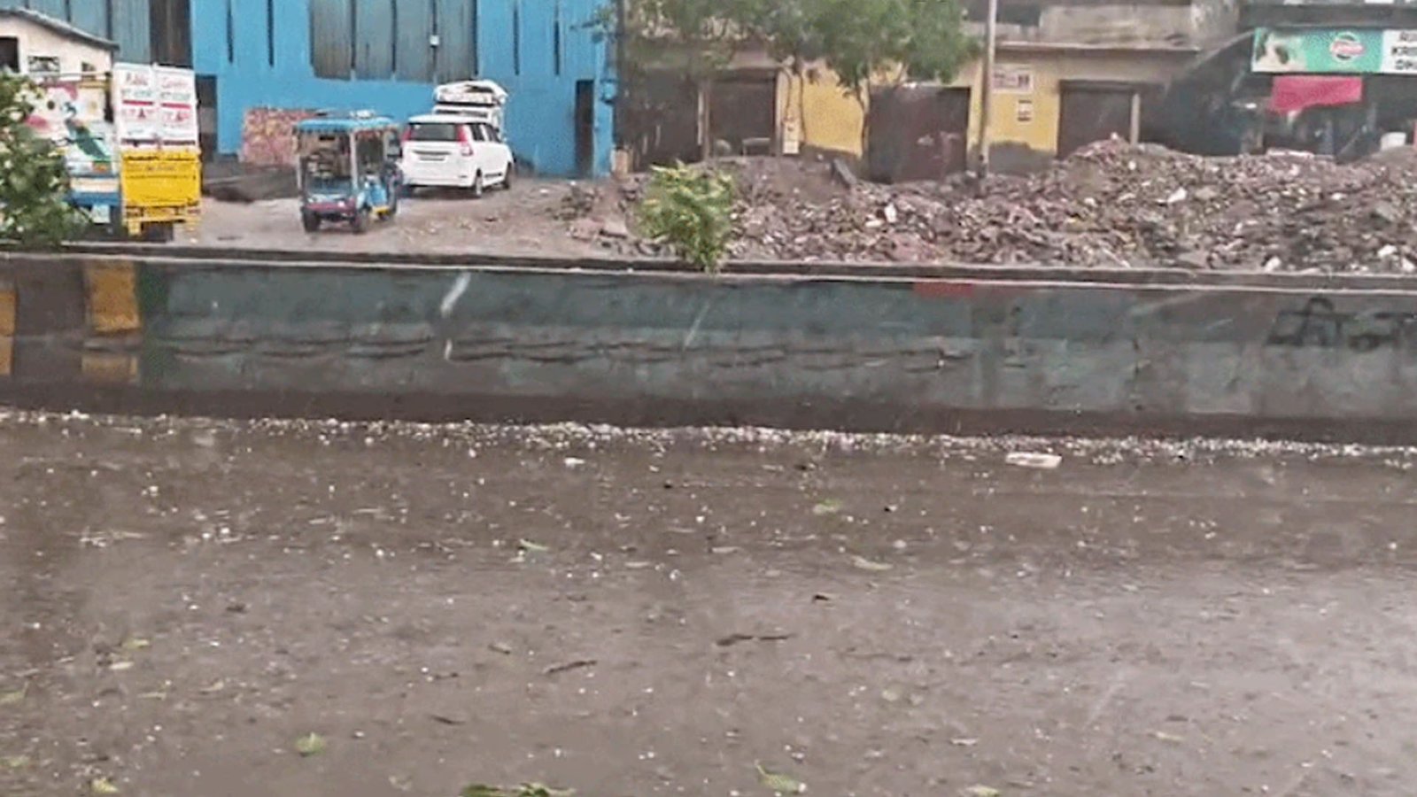 दिल्ली-NCR में मौसम का तांडव: दिन में छाया अंधेरा, झमाझम बारिश के साथ गाजियाबाद में गिरे ओले