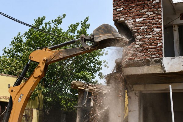 दिल्ली के वज़ीरपुर में पूर्वांचलियों के आशियानों पर चला बुलडोज़र, सियासत तेज़; भारी आक्रोश