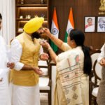 बंगाल में बीजेपी की 'सुनामी': दिल्ली सचिवालय में CM रेखा गुप्ता ने मंत्रियों संग खिलाए रसगुल्ले और झालमुड़ी