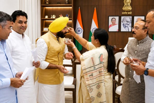 बंगाल में बीजेपी की 'सुनामी': दिल्ली सचिवालय में CM रेखा गुप्ता ने मंत्रियों संग खिलाए रसगुल्ले और झालमुड़ी
